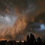 Київ під ударом стихії: дерева падають, вулиці пливуть, світло зникає