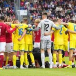 Футбольний матч Данія – Україна: несподіване припинення гри через драму з капітаном господарів