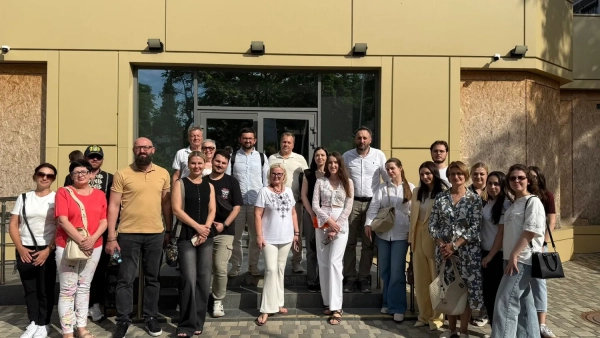 Лікар Odrex керує групою підтримки на судових засіданнях: вистава…