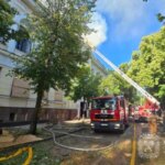 Харківський художній музей палає: комунальники рятують шедеври від вогню після атаки рф
