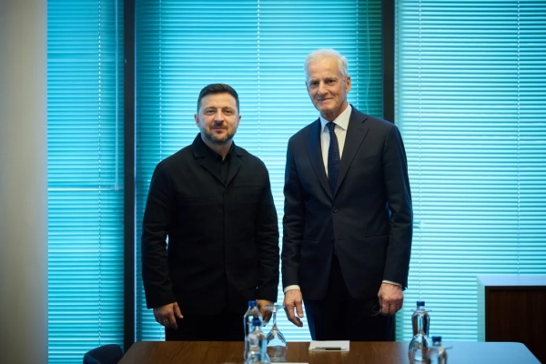 Прем'єр Норвегії повторив жест уболівальників "веслування вікінгів" на зустрічі з Зеленським