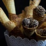 Приготування вафельних трубочок з начинкою