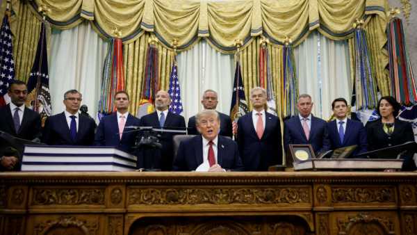 Як угоди Трампа з фармкомпаніями можуть підірвати боротьбу за ціни на ліки