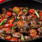 Швидка куряча печінка з помідорами на сковороді