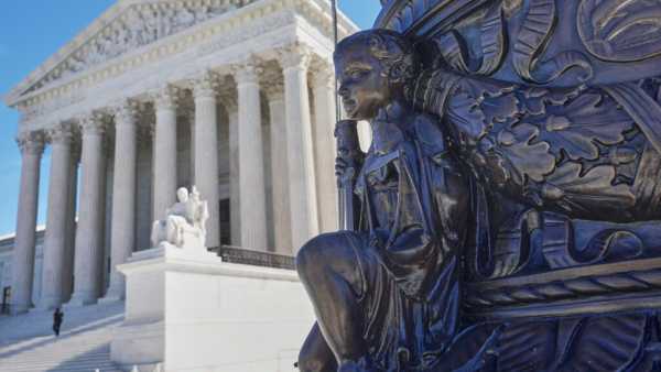 Адміністрація Трампа вимагає від Верховного суду дозволити обмеження медичної допомоги трансгендерам у в’язницях
