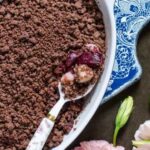 Сливово-грушевий крамбл: осінній десерт із пряною крихтою