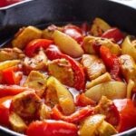 Куряча сковорідка під яєчно-сирною заливкою