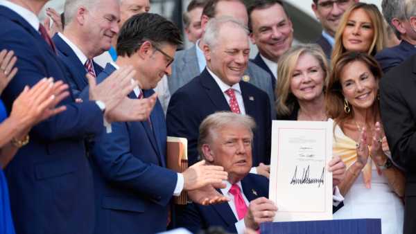 США позбавлять доступу до Medicaid законних іммігрантів, включно з біженцями та жертвами торгівлі людьми